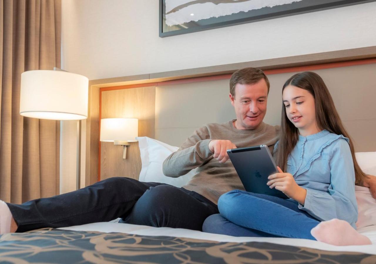 Clayton Hotel Dublin Airport Coolock Esterno foto A father and daughter playing with a tablet
