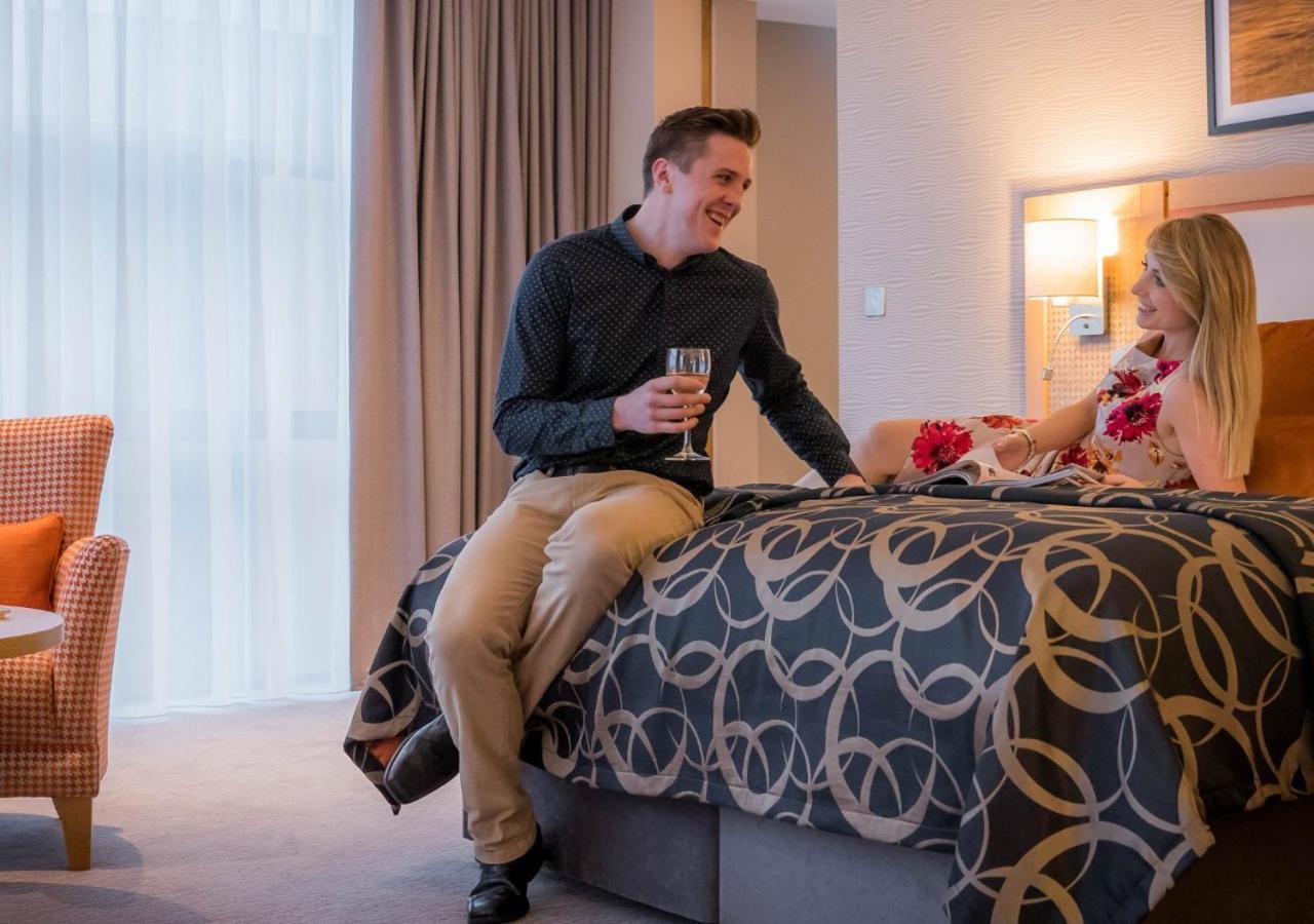Clayton Hotel Dublin Airport Coolock Esterno foto A couple in a hotel room