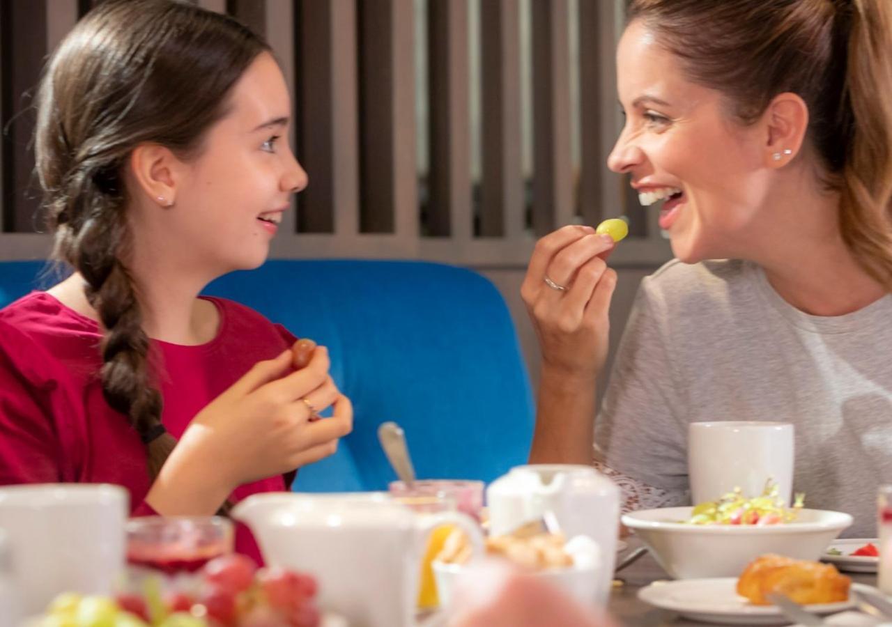 Clayton Hotel Dublin Airport Coolock Esterno foto "I'm eating a melon with you."