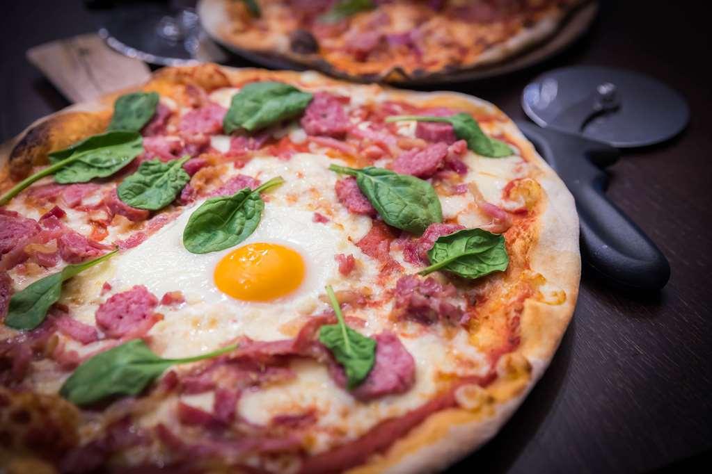 Clayton Hotel Dublin Airport Coolock Camera foto The pizza is a popular food in the Netherlands.