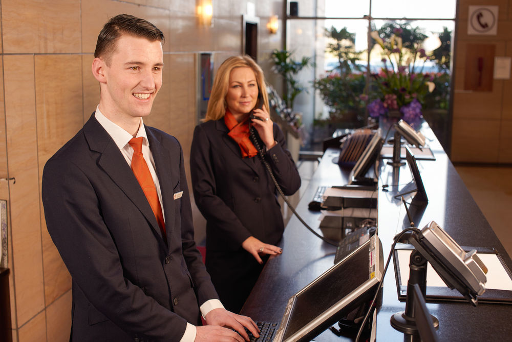 Clayton Hotel Dublin Airport Coolock Esterno foto Receptionist