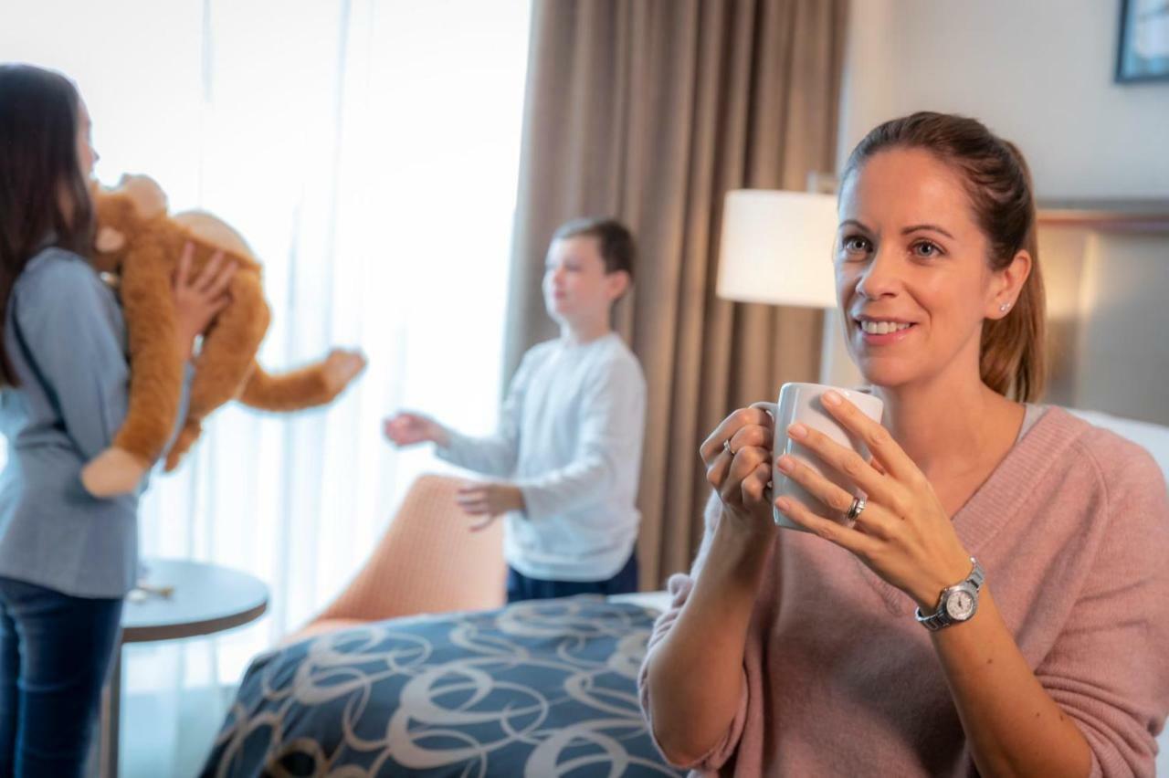 Clayton Hotel Dublin Airport Coolock Esterno foto A woman with her children